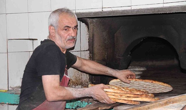 Fırıncıların sıcakta ekmek mücadelesi: Dışarısı 40, içerisi 100 derece