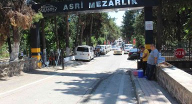 Gaziantep'teki mezarlıklarda arefe günü yoğunluğu
