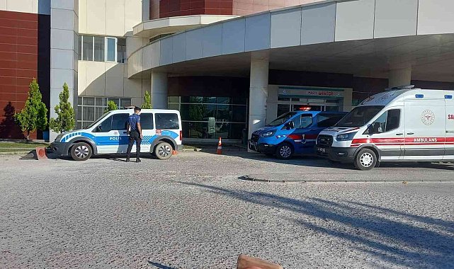Gediz'de uyuşturucu kullanan genç anne babası ile eşini bıçakladı
