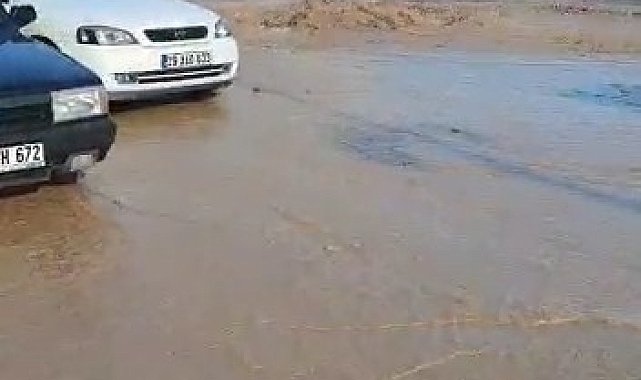 Gümüşhane'de su borusu patladı, yol sular altında kaldı