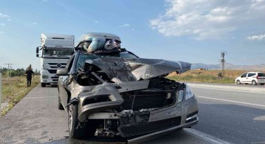 Gurbetçinin kullandığı otomobil tıra çarptı, lüks otomobil hurdaya döndü