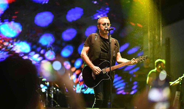 Haluk Levent, konser alanındaki pamuk şekerlerini aldı
