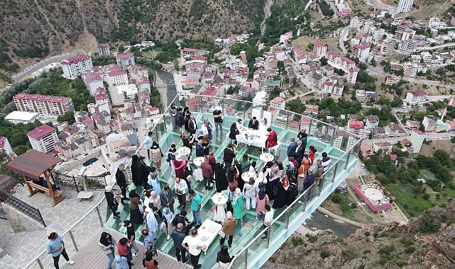 Hava Kuvvetleri Komutanlığı askeri personelinin nikahı 240 metre yükseklikte kıyıldı