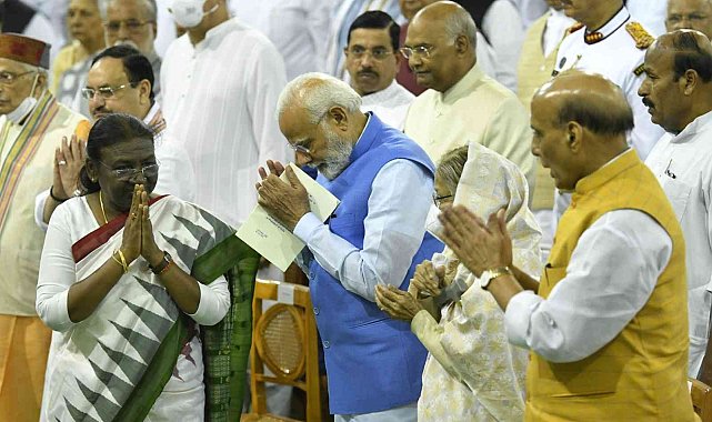 Hindistan'ın 15. Cumhurbaşkanı Murmu, yemin ederek göreve başladı