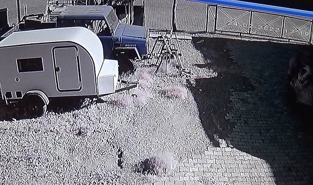 Hırsızların minibüsten mini buzdolabı çalmaları kameraya yansıdı