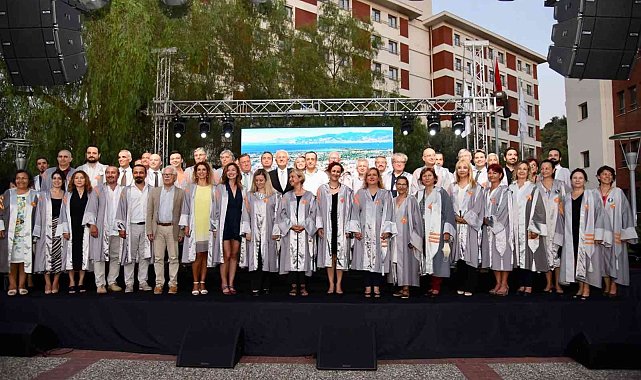 İEÜ Tıp Fakültesinin gurur gecesi: 59 akademisyen cübbelerini giydi