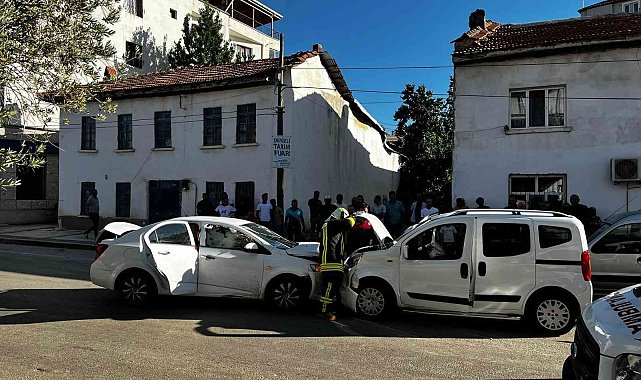 İki otomobil kafa kafaya çarpıştı: 5 yaralı