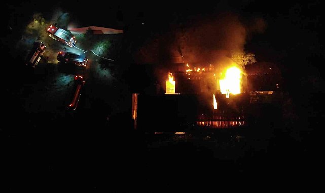 İnşaat malzemelerinin bulunduğu depo alevlere teslim oldu: Paletler küle döndü, kamyon zarar gördü