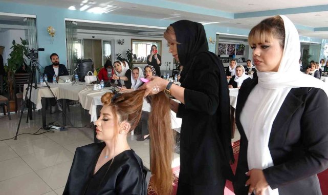 İranlı kadın kuaförleri önce eğitim aldı sonra tarihi yerleri gezdi