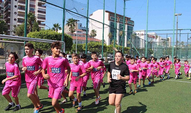 İskenderun'da geleceğin futbolcularına kadın antrenör
