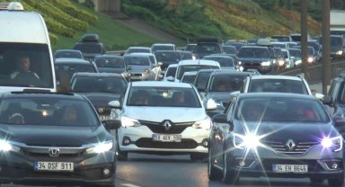 İstanbul'da tatilciler bayrama bir gün kala yola çıktı, trafik durma noktasına geldi