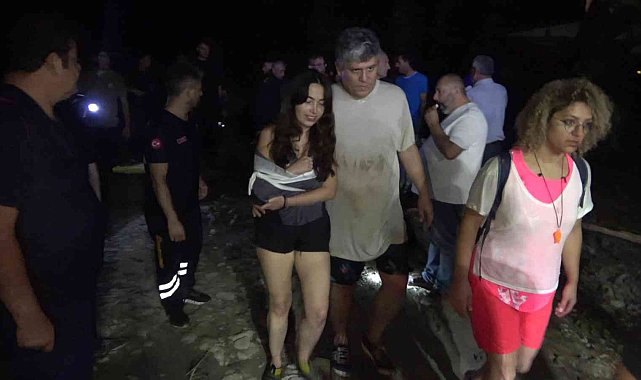 İzinsiz girdikleri kanyonda mahsur kalan 15 kişi, 9 saat sonra kurtarıldı