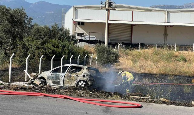 İzmir'de kaza yapan araçta çıkan yangın otluk alana sıçradı