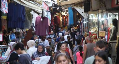 İzmir'deki Tarihi Kemeraltı Çarşısı'nda bayram hareketliliği