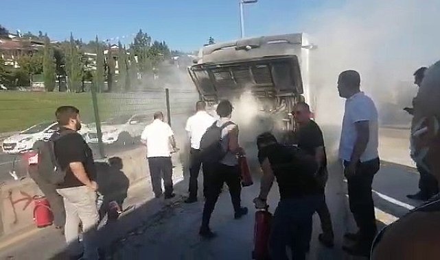 Kadıköy'de metrobüste yangın çıktı, yolcular panikle dışarı atladı