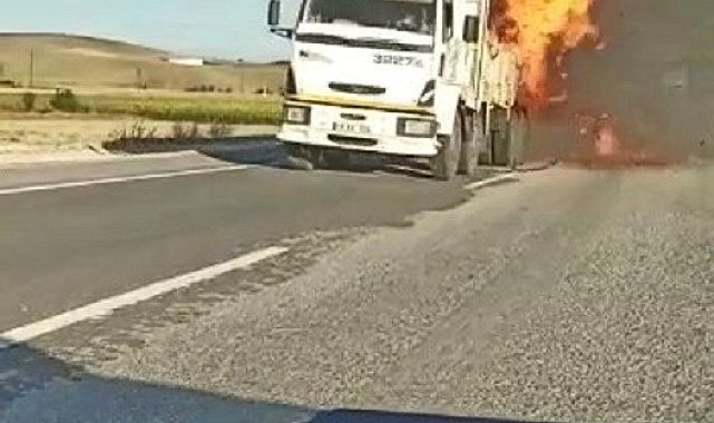 Kamyondaki balyalar alev alev yandı