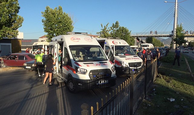 Karşı şeride geçen otomobil 2 araçla kafa kafaya çarpıştı; 3 yaralı