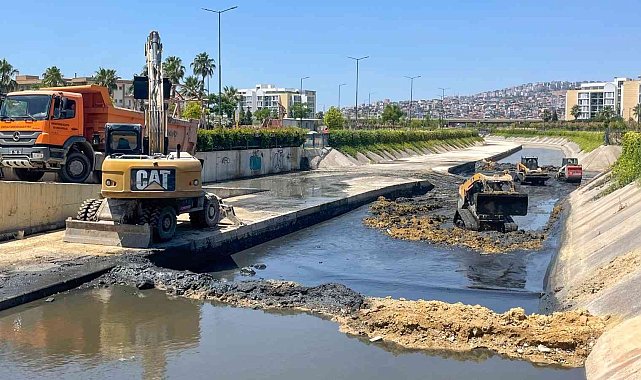 Karşıyaka'daki derelerden 5 bin 500 ton yabancı madde ve dip çamuru çıkarıldı