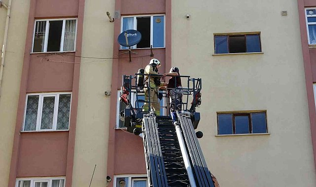 Kartal'da apartmanda korkutan yangın, mahsur kalan 3 kişi kurtarıldı