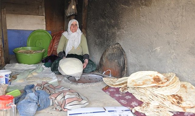 Kavurucu sıcakta tandır ekmeği mesaisi