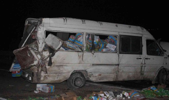 Kilis'te gıda yüklü minibüs devrilmesi sonucu karayolu trafiğe kapandı