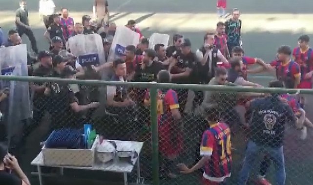 Kırmızı karta sinirlenen futbolcular hakeme saldırdı