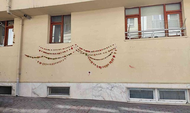 Kışlık biberler kurutulmak üzere asıldı