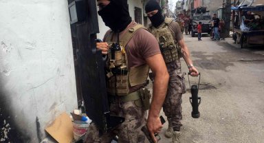 Komşusunun evini yaktı, kendini yakmak istedi, özel harekat operasyonuyla yakalandı