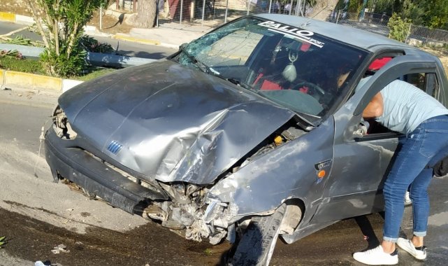 Kontrolden çıkan otomobil aydınlatma direğine çarptı