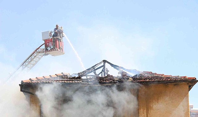 Kullanılmayan 2 katlı kerpiç ev alevlere yenik düştü