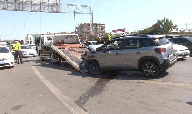 Maltepe E-5 karayolunda 3 otomobil çarpıştı: 2 yaralı