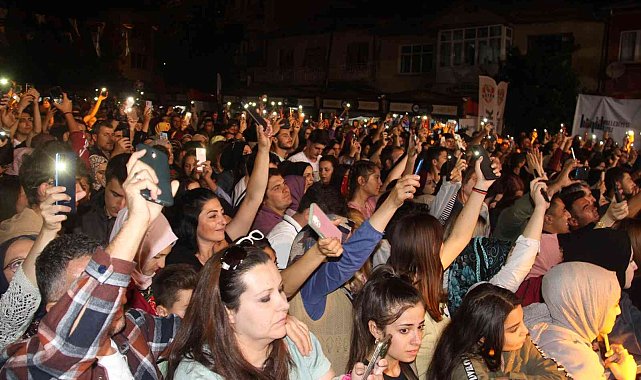 Manuş Baba Konya'da hayranlarıyla buluştu
