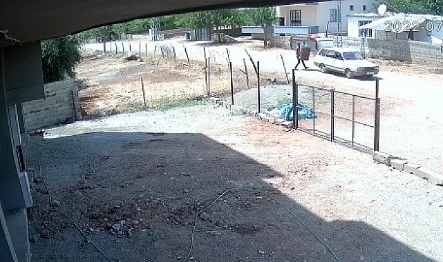 Metal çöp varilini arabaya yükleyerek çaldı