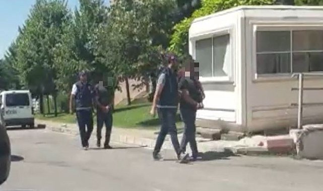 Önce hırsızlık yaptılar, sonra plakasını çamurla gizledikleri aracı yıkadılar