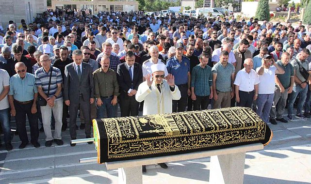 Otomobilin çarpması sonucu ölen çocuğa acı veda