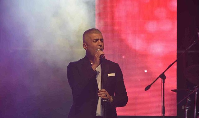Özcan Deniz şıklığı ve sesiyle Yalıkavak'ta esti