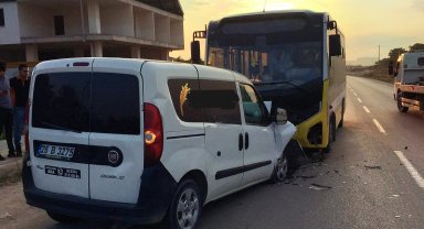 Özel halk otobüsü ile hafif ticari araç kafa kafaya çarpıştı: 1 ölü