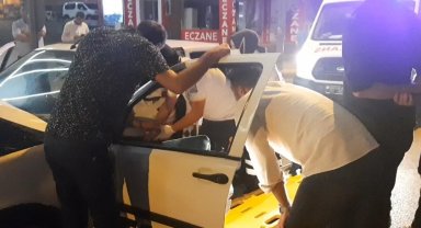 Park halindeki araçlara çarpıp sıkışan sürücü böyle kurtarıldı