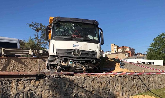 Pendik'te kontrolden çıkan hafriyat kamyonu otomobilin üstüne düştü: 3 yaralı