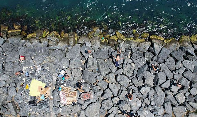 Sarayburnu sahili sıcaktan bunalıp denize girenlerle doldu