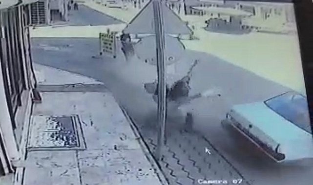 Savrulan otomobil yolda yürüyen adama işte böyle çarptı