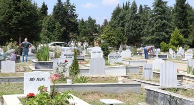 Şehir mezarlığında Kur'an ziyafeti