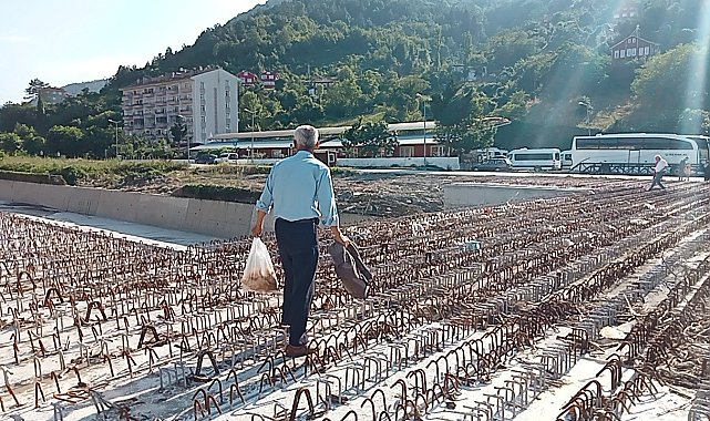 Selde yaya geçitleri yıkıldı, vatandaşlar inşaat halindeki köprüden geçiyor