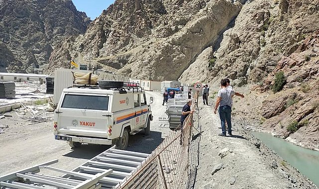 Serinlemek için Çoruh nehrine giren 18 yaşındaki işçi kayboldu