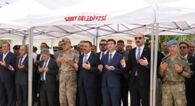 Siirt Valisi Hacıbektaşoğlu'ndan şehitliğe bayram ziyareti