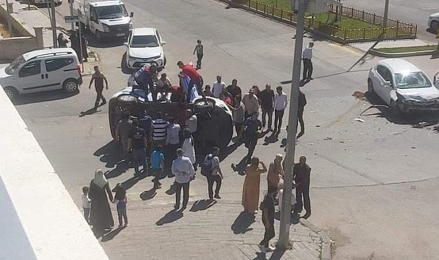 Sivil araç ile çarpışıp yan yatan polis aracına ilk müdahale vatandaşlardan geldi