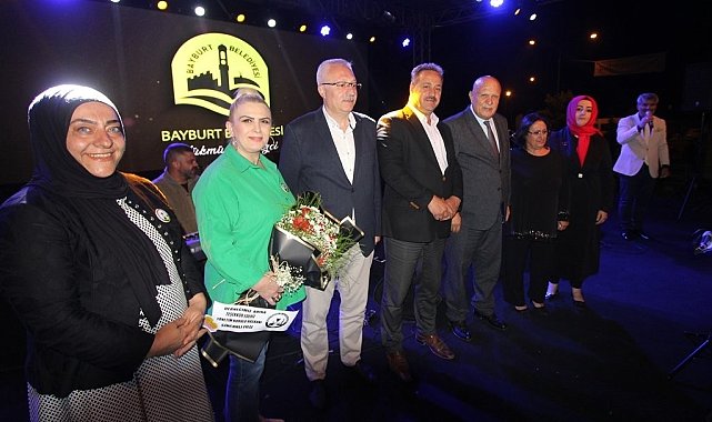 Şölenlerde sahne sırası Bayburtlu sanatçılarındı