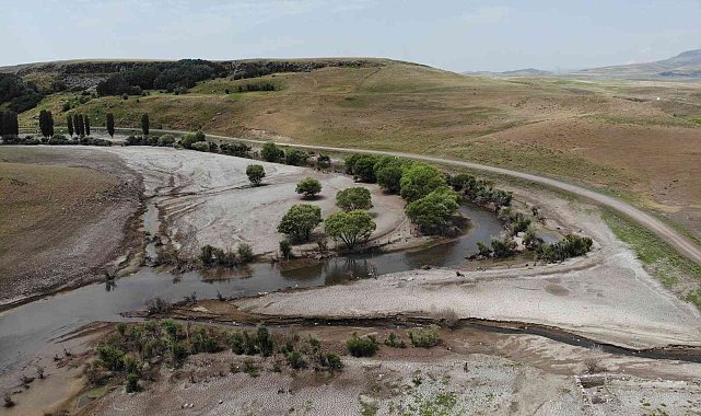 Sular 20 metre çekildi, eski Kars-Ardahan karayolu ortaya çıktı