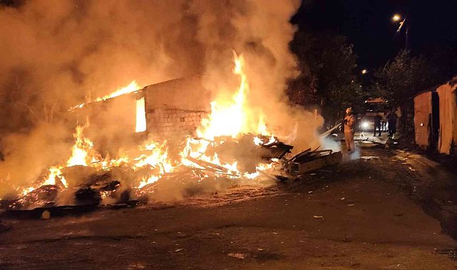 Sultangazi'de gecekondu alev alev yandı