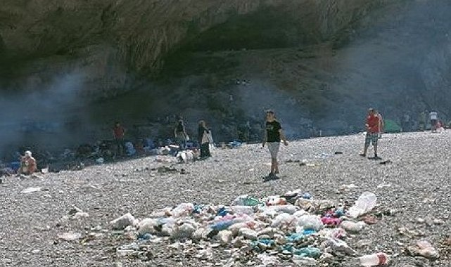 Tarihi alana gelişi güzel atılan çöpler tepkilere neden oluyor